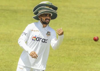 Mominul Haque Retires Hurt with Concussion, Jaker Ali Steps In as Substitute