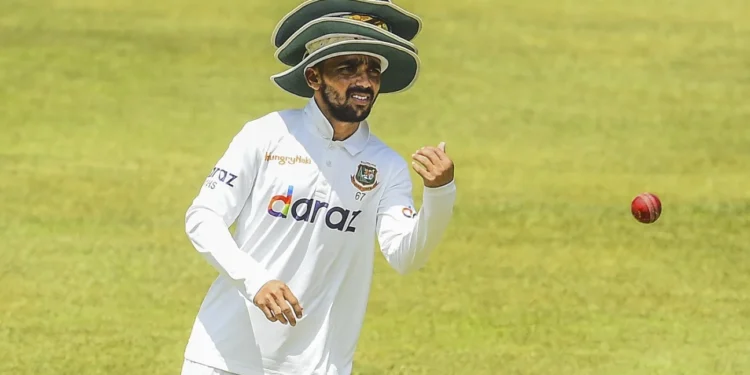 Mominul Haque Retires Hurt with Concussion, Jaker Ali Steps In as Substitute